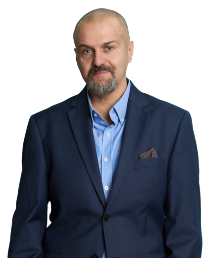 Portret mężczyzny w granatowej marynarce i jasnoniebieskiej koszuli na przezroczystym tle