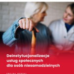 Okładka książki „Deinstytucjonalizacja usług społecznych dla osób niesamodzielnych” ze zdjęciem seniorki z laską