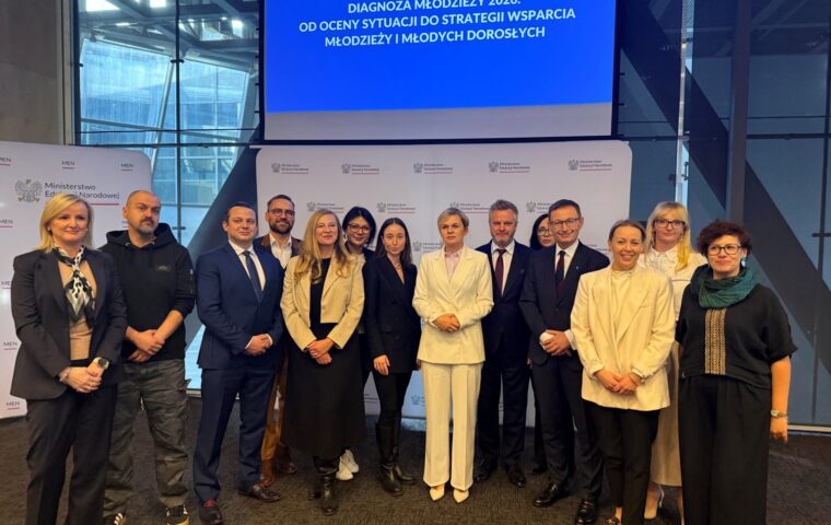Grupa osób stojąca przed ekranem z prezentacją podczas konferencji o diagnozie młodzieży 2026