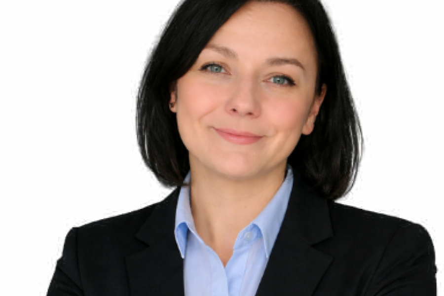 Portret kobiety w czarnej marynarce i jasnoniebieskiej koszuli na przezroczystym tle