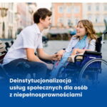 Okładka książki „Deinstytucjonalizacja usług społecznych dla osób z niepełnosprawnościami” ze zdjęciem osoby na wózku