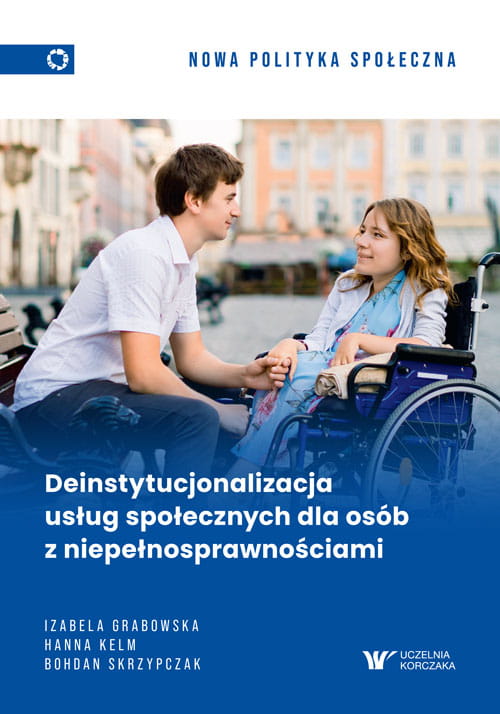 Okładka książki „Deinstytucjonalizacja usług społecznych dla osób z niepełnosprawnościami” ze zdjęciem osoby na wózku
