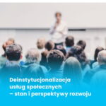 Okładka książki „Deinstytucjonalizacja usług społecznych – stan i perspektywy rozwoju” ze zdjęciem sali wykładowej