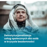Okładka książki „Deinstytucjonalizacja usług społecznych dla osób w kryzysie bezdomności” ze zdjęciem starszej osoby okrytej kocem