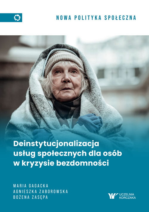 Okładka książki „Deinstytucjonalizacja usług społecznych dla osób w kryzysie bezdomności” ze zdjęciem starszej osoby okrytej kocem