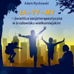 Okładka książki „JA – TY – MY” z sylwetkami dzieci na tle miasta i zachodzącego słońca