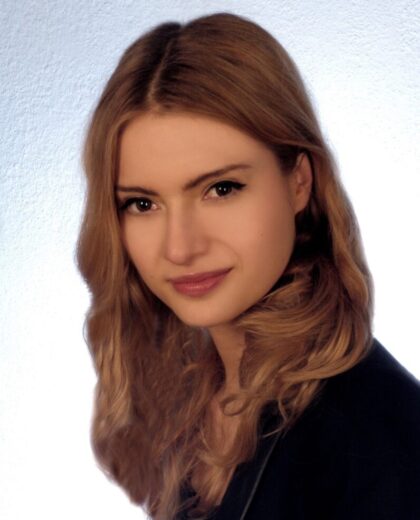 Portret kobiety z długimi jasnymi włosami na jasnym tle
