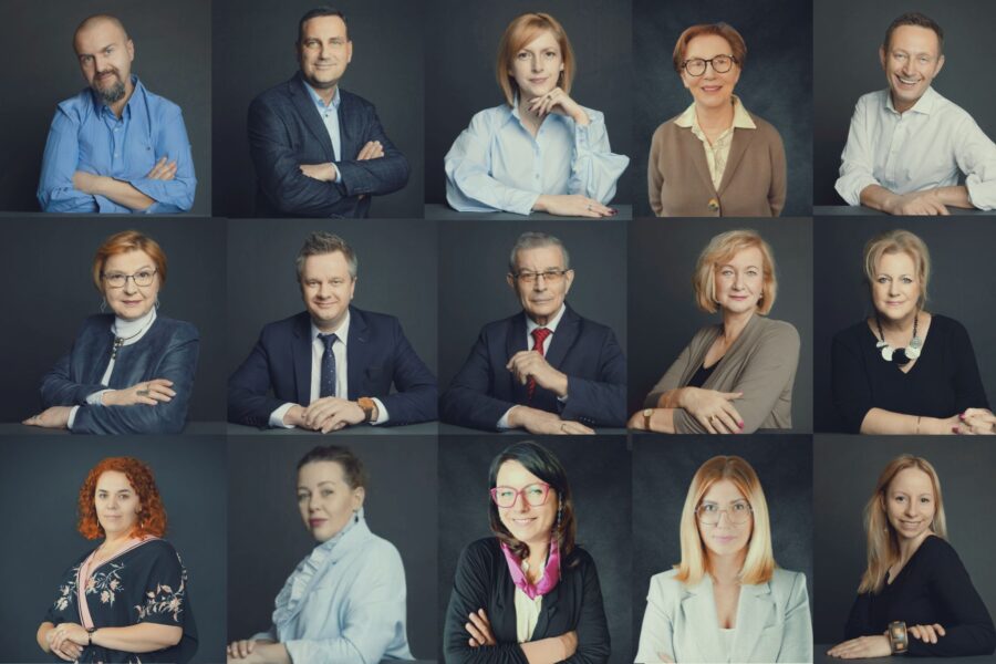 Zdjęcie przedstawia piętnaście profesjonalnych portretów pracowników Uczelni Korczaka, ułożonych w siatce 3x5. Na zdjęciu widać zarówno mężczyzn, jak i kobiety w różnym wieku, ubranych w stroje biznesowe lub półformalne, uśmiechniętych i patrzących w obiektyw.