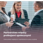 Okładka książki „Partnerstwo między profesjami społecznymi” ze zdjęciem osób rozmawiających w biurze