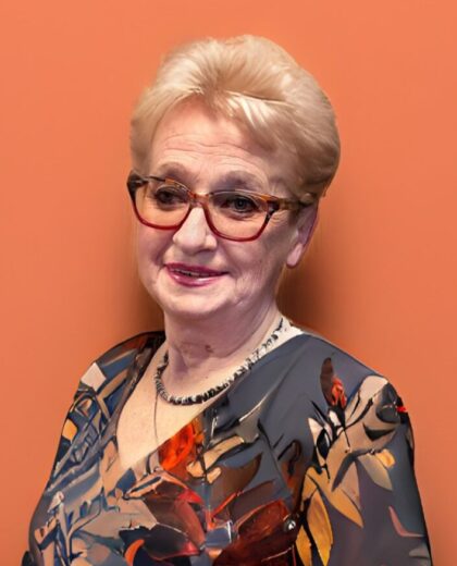 Portret kobiety w okularach i wzorzystej bluzce na pomarańczowym tle