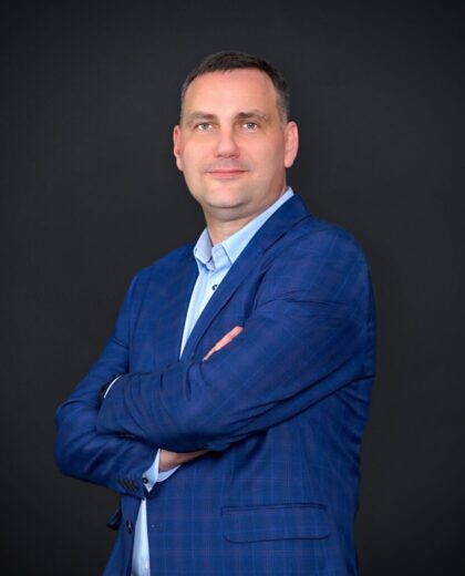Portret mężczyzny w niebieskiej marynarce w kratę na ciemnym tle