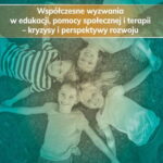 Okładka książki „Współczesne wyzwania w edukacji, pomocy społecznej i terapii” ze zdjęciem dzieci leżących na podłodze