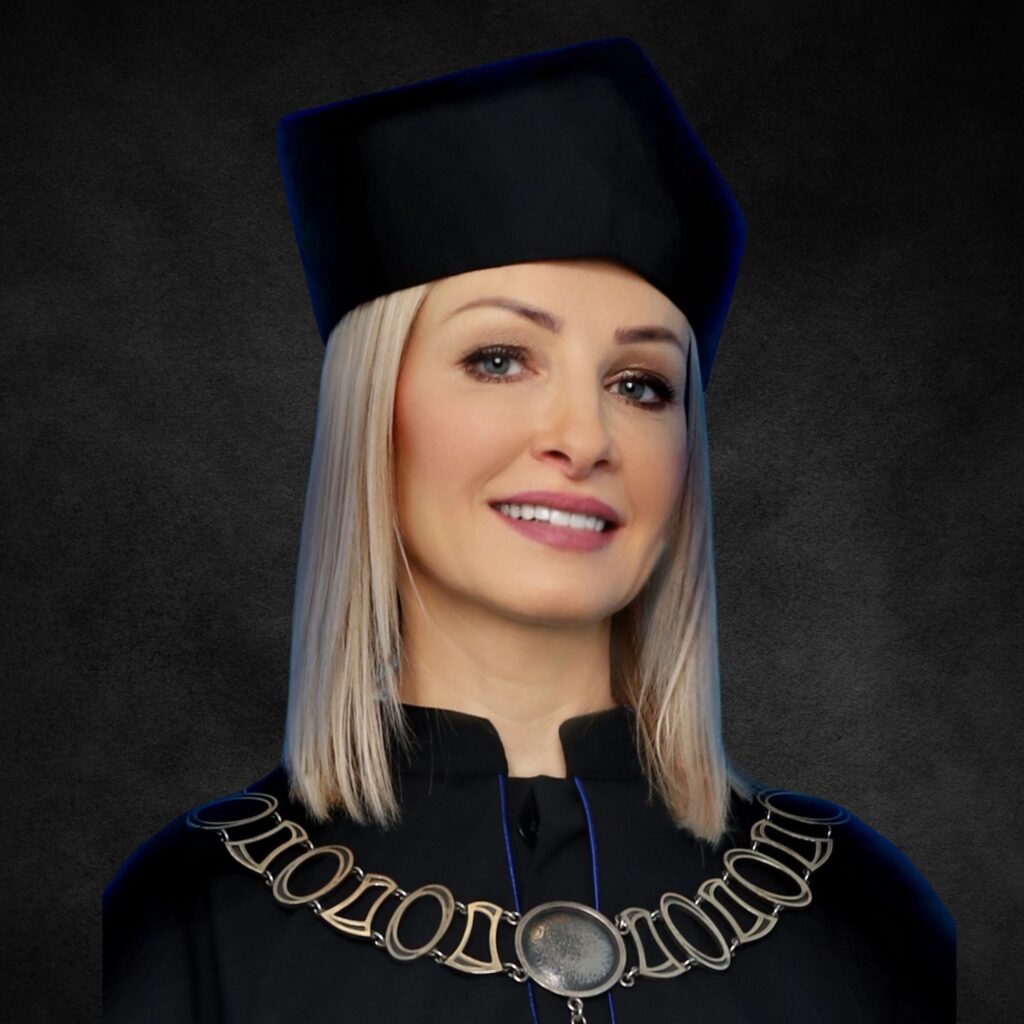 Portret kobiety w stroju akademickim z biretem i łańcuchem rektorskim na ciemnym tle