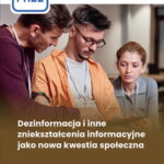 Okładka ebooka „Dezinformacja i inne zniekształcenia informacyjne jako nowa kwestia społeczna” ze zdjęciem trzech osób pracujących przy stole