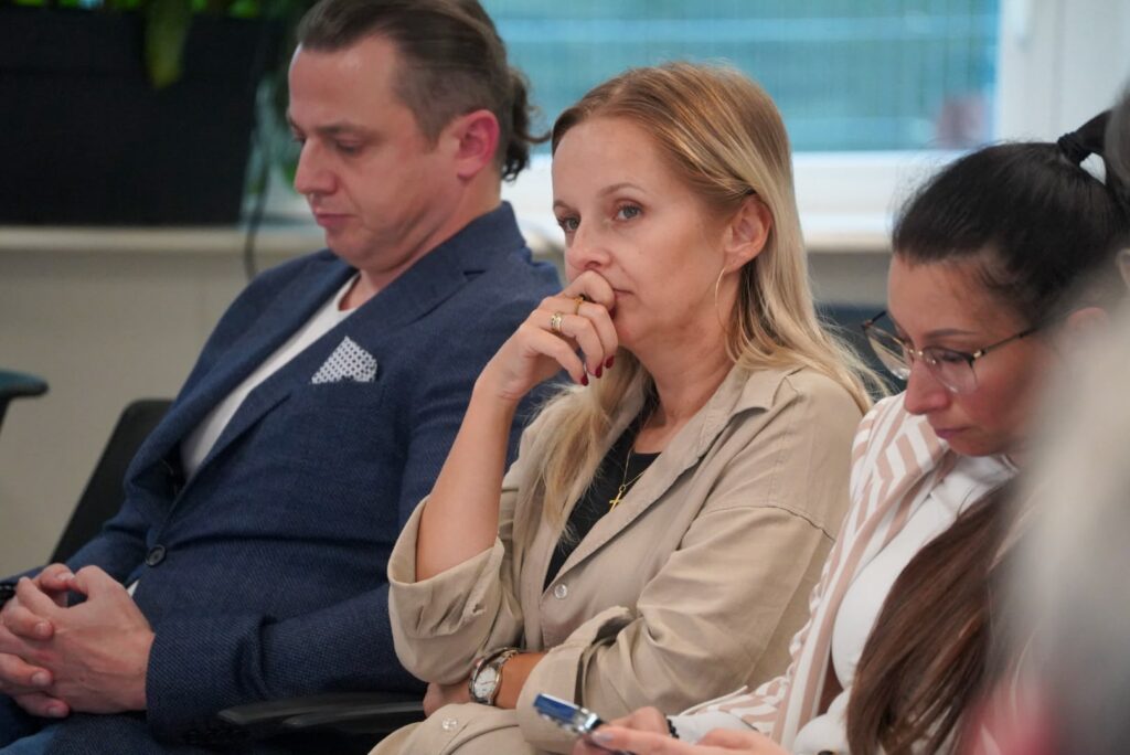Uczestnicy CARESKILLS TALKS 3 słuchają rozmowy ekspertów