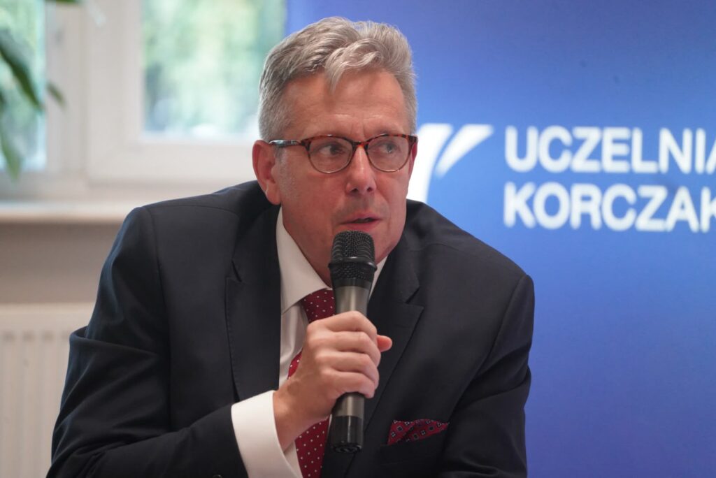 Prowadzący debatę ekspertów Piotr Stelmaszewski CARESKILLS TALKS 3 przemawia do uczestników wydarzenia