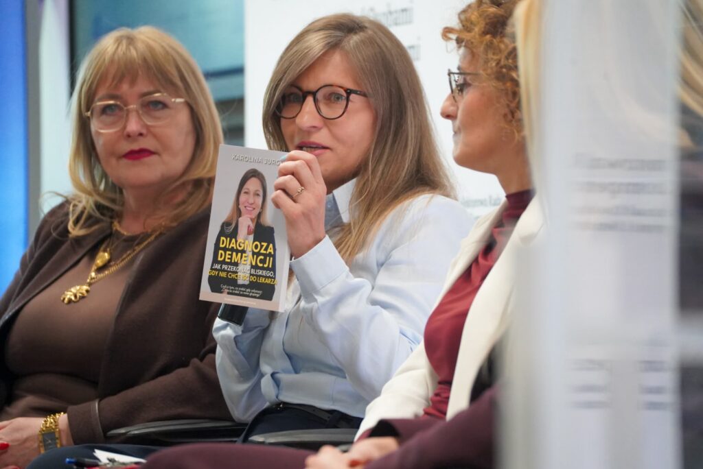 Uczestniczka panelu Karolina Jurga prezentuje książkę dotyczącą diagnozy demencji
