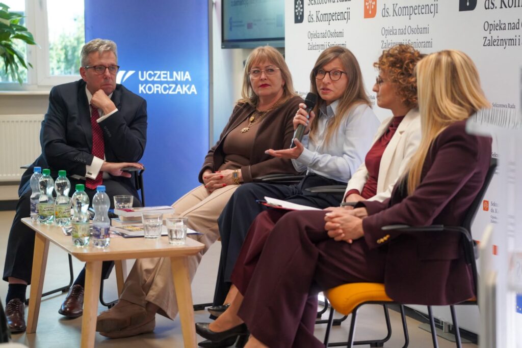 Panelistki i prowadzący podczas debaty w sali Uczelni Korczaka