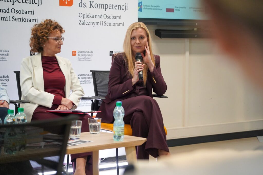 Panelistka Prezes Sihtly Edyta Kocyk w bordowym garniturze odpowiada na pytania podczas debaty